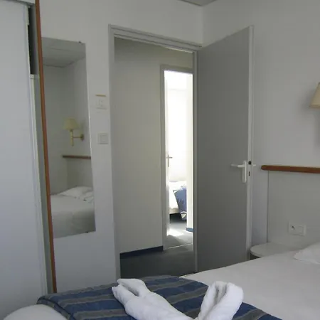 Hotel De La 3*